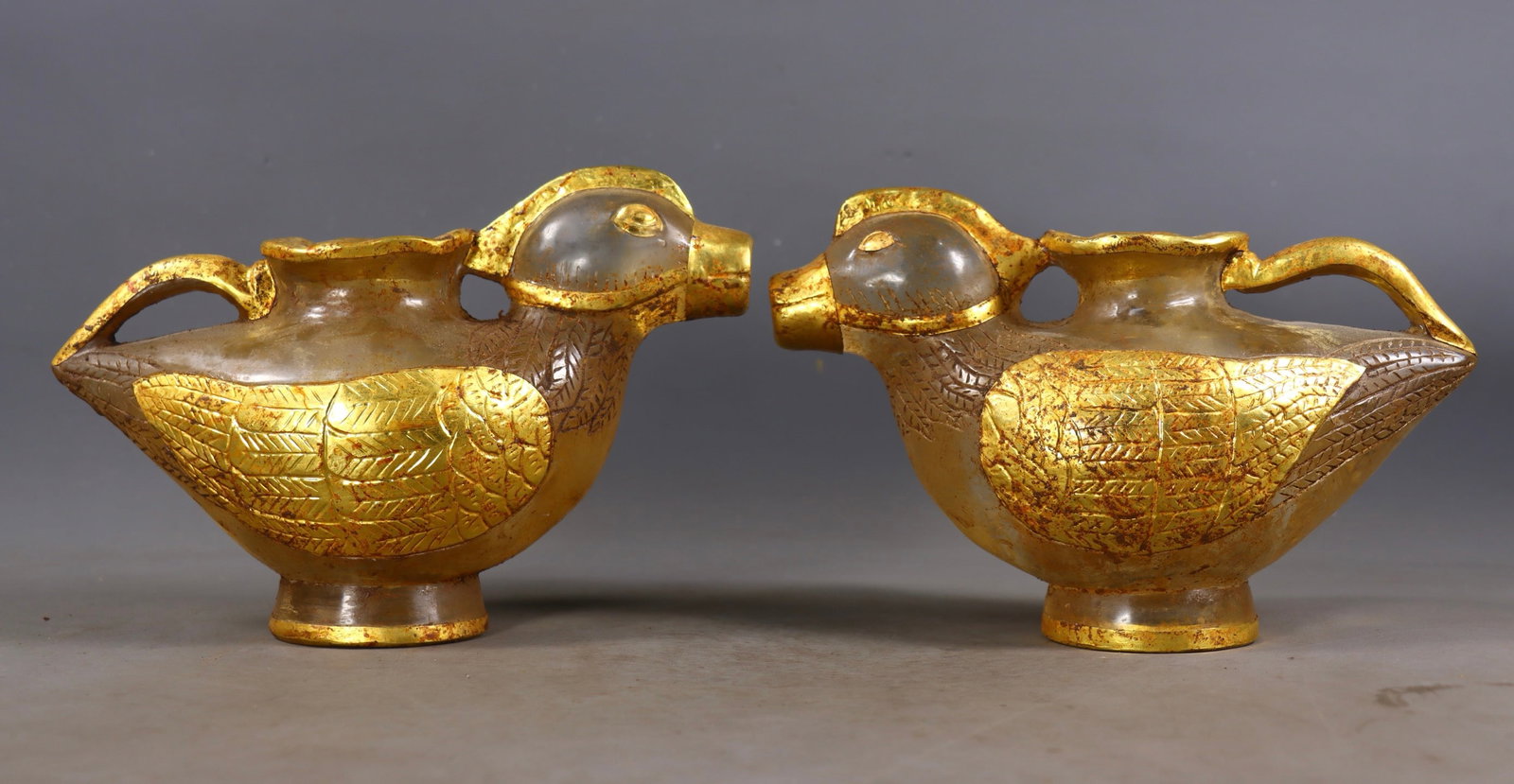 A Pair of Exquisite Crystal Cover with Gold Ewer: A Pair of Exquisite Crystal Cover with Gold Ewer Qing Dynasty, China Size:5.7inx7.9inx3.1in Weight:3010g水晶包金鸭嘴壶一对
