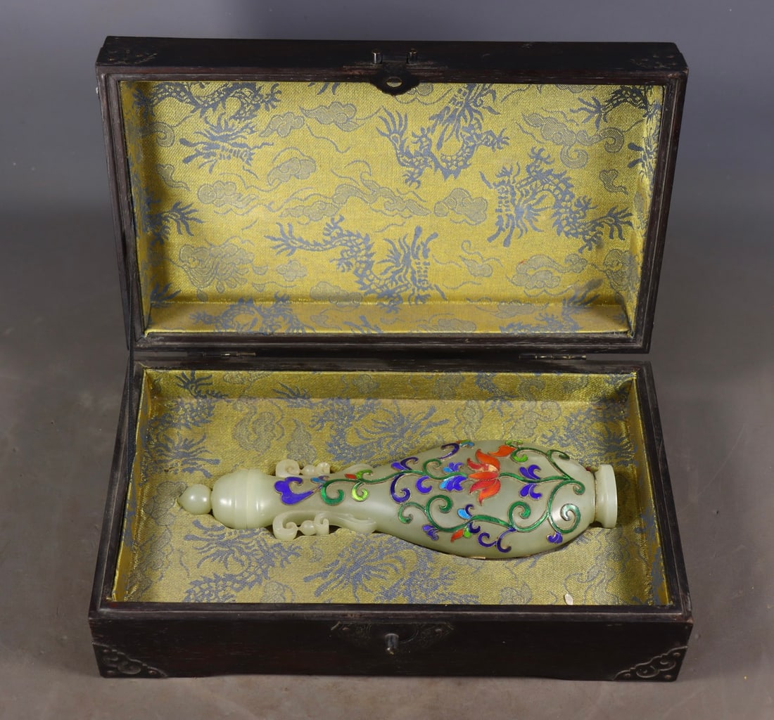 An Exquisite White Jade Cover with Gold Flower Pattern Double-Ears Vase: An Exquisite White Jade Cover with Gold Flower Pattern Double-Ears Vase Qing Dynasty, China Size:8.5inx2.4inx1.4in Weight:384g白玉包金嵌双耳瓶