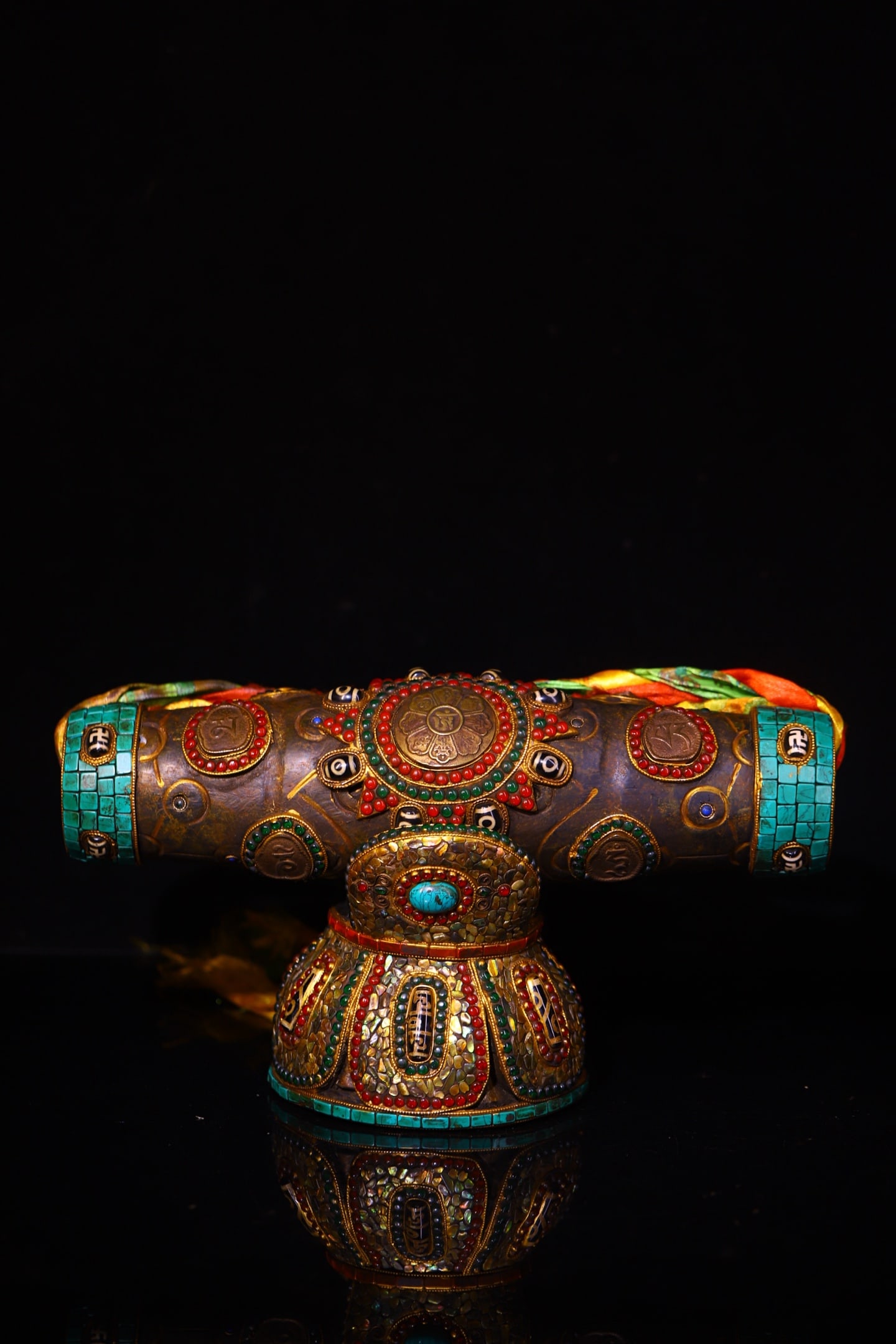 An Exquisite Yun Stone Dzi Bead Ornament: An Exquisite Yun Stone Dzi Bead Ornament Qing Dynasty, China Size:8.3inx11.8in Size:11.8inx3.5in Weight:4500g陨石镶嵌天珠摆件 中国清&#