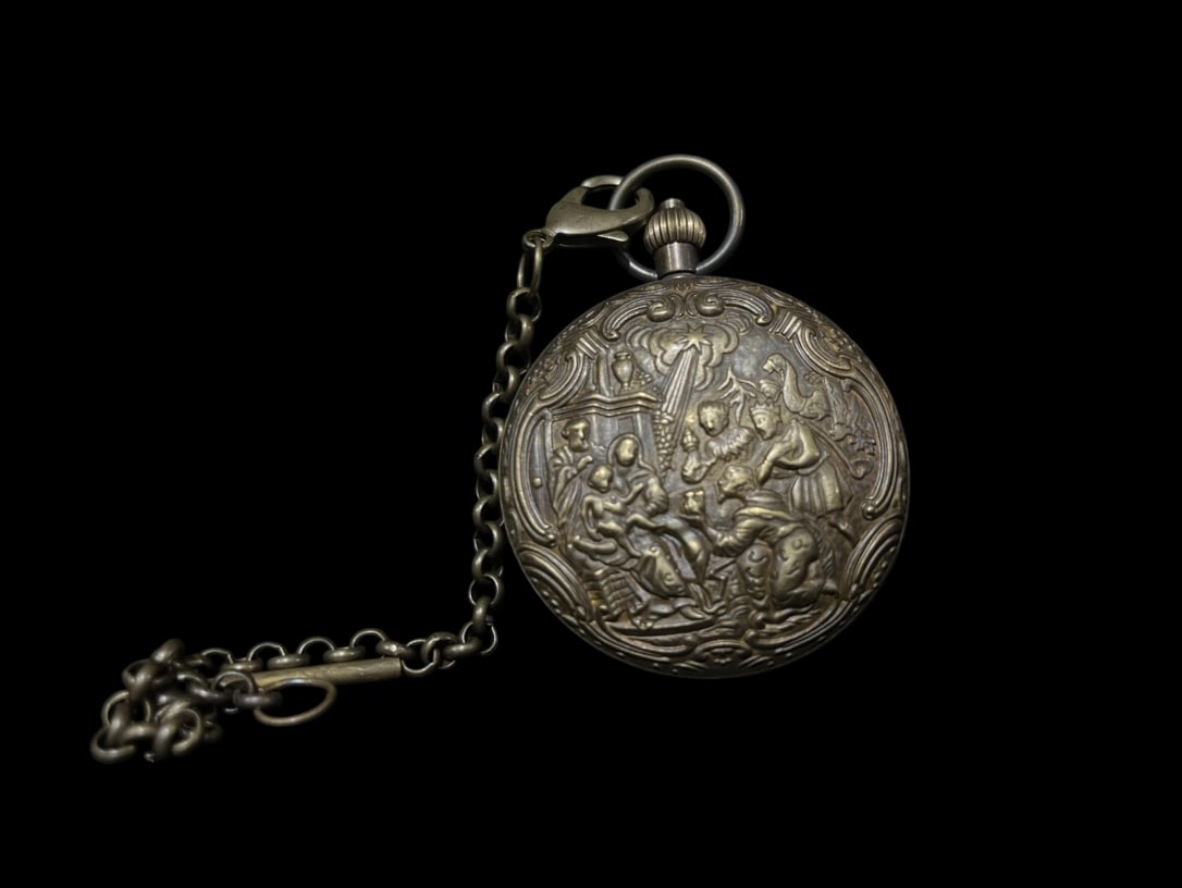 An Exquisite Bronze Pocket watch: An Exquisite Bronze Pocket watch Qing Dynasty, China Size:2.2in铜怀表 中国清代 Size:5.5cm