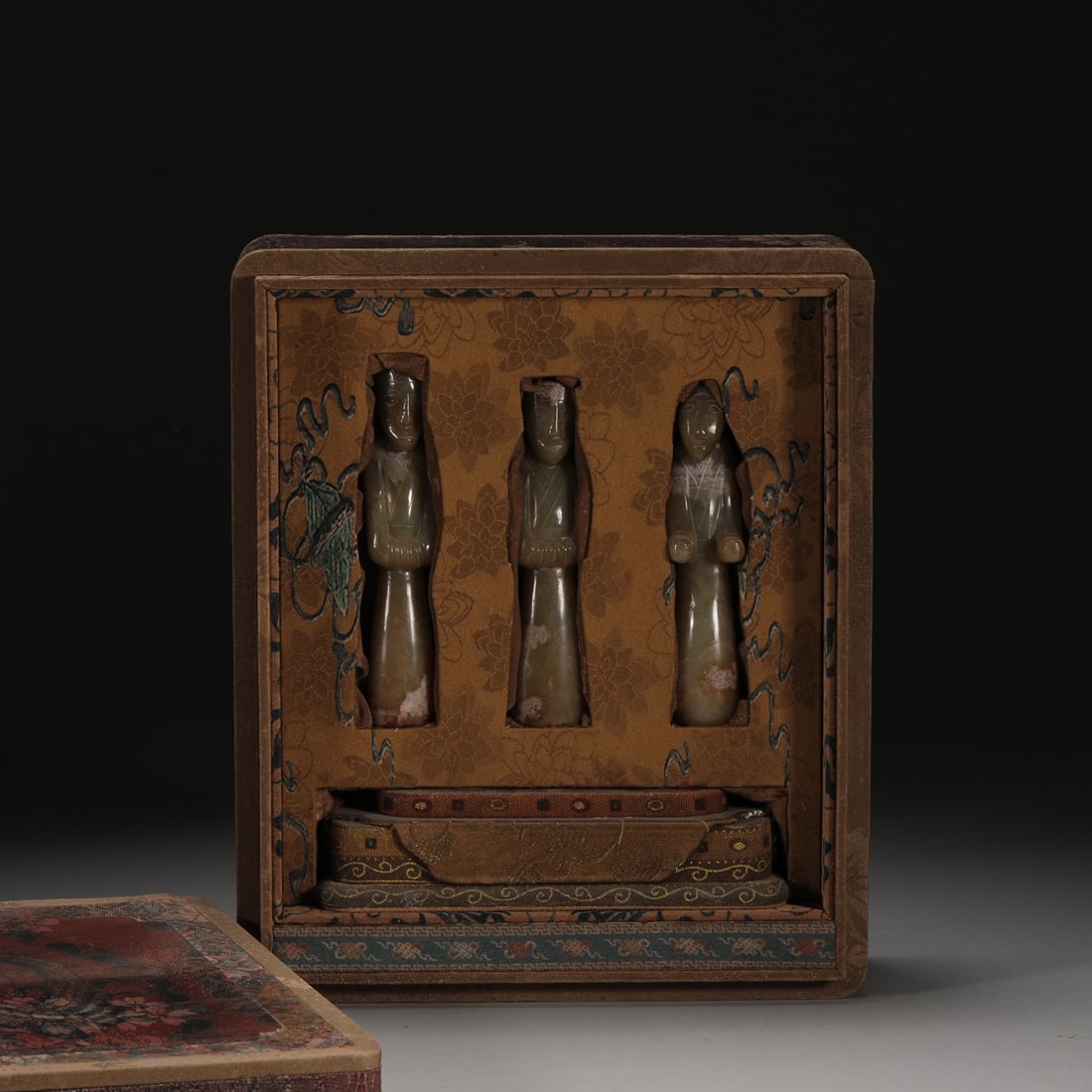 A Set of Fine White Jade Figure Ornament: A Set of Fine White Jade Figure Ornament Han Dynasty, China Size:4.5inx4.9in Weight:300g白玉带沁俑人立像三件一组