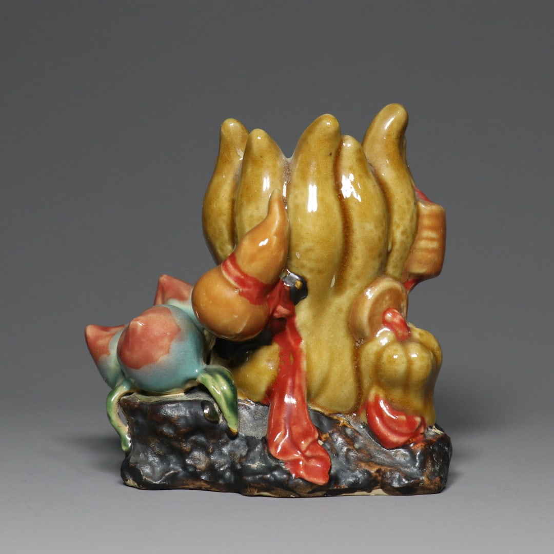 An Exquisite Famille-Rose Bergamot-Shaped Brush Pot: An Exquisite Famille-Rose Bergamot-Shaped Brush Pot Qing Dynasty, China Size:4.9inx4.9inx3.1in粉彩福寿双全佛手笔筒