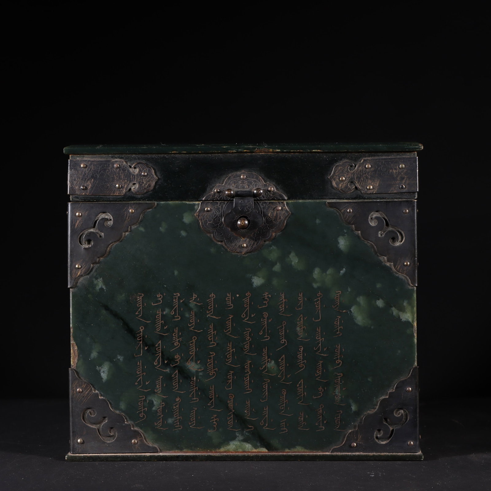 An Exquisite White Jade Dragon Pattern Seal: An Exquisite White Jade Dragon Pattern Seal Qing Dynasty, China Size:6.7inx7.9inx7.5in Size:3.5inx3.5inx3.5in Weight:5581g白玉龙纹印章