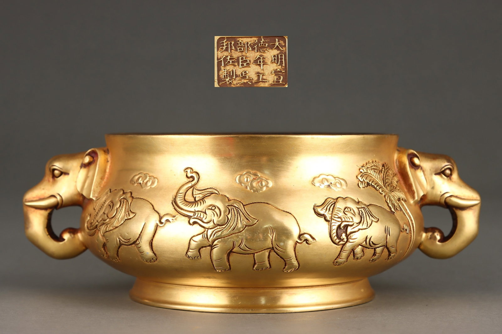 An Exquisite Gilt Bronze Elephant Pattern Dragon Pattern Double-Ears Censer: An Exquisite Gilt Bronze Elephant Pattern Dragon Pattern Double-Ears Censer Ming Dynasty, China Size:3.7inx7.9in Weight:3650g铜鎏金太平有象纹象