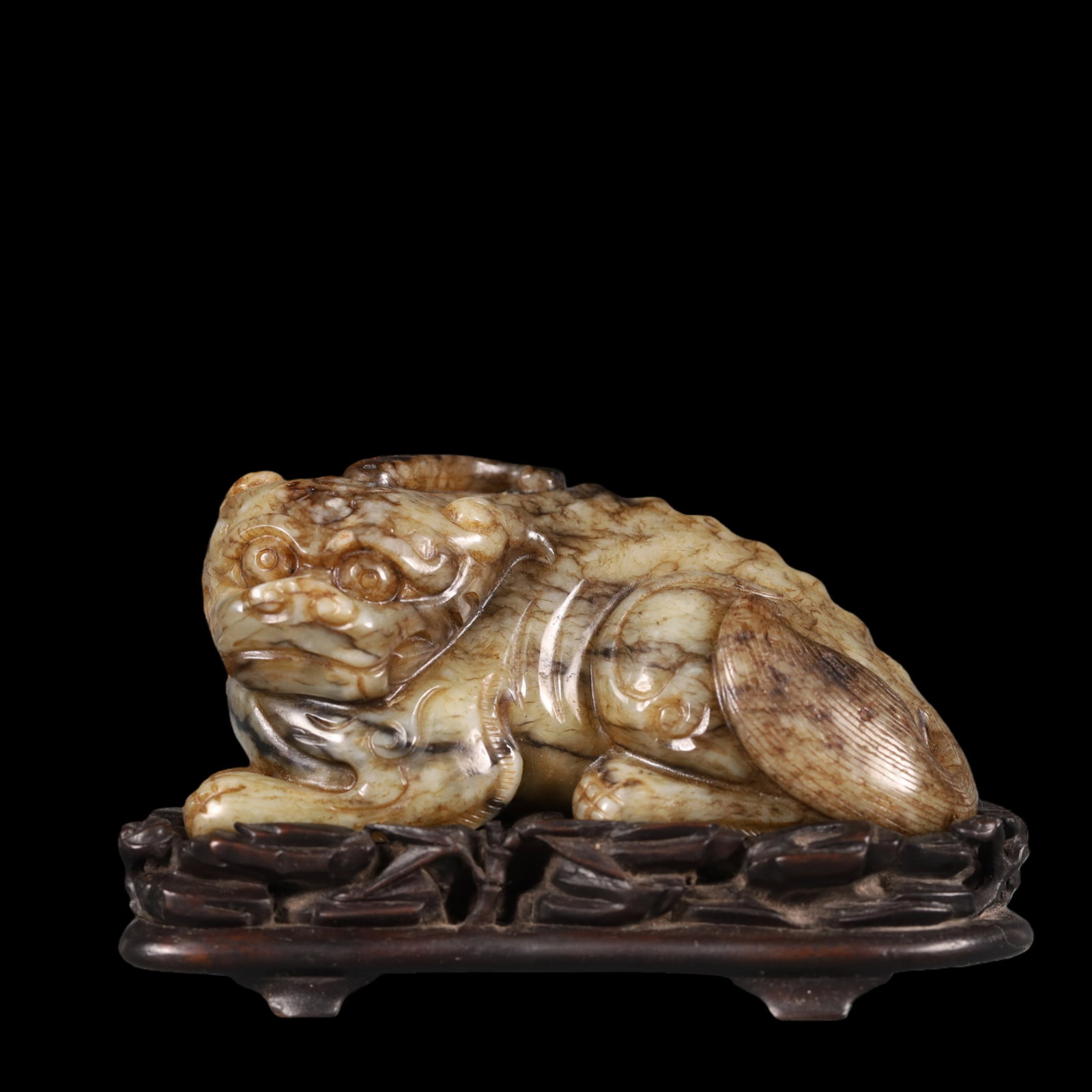 A Exquisite White Jade Auspicious Beast Ornament: A Exquisite White Jade Auspicious Beast Ornament Qing Dynasty, China Size:3.9inx2inx2.4in Weight:350g白玉瑞兽摆件 中国清代