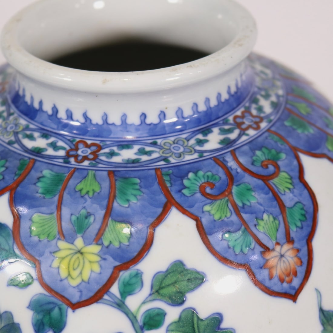 An Exquisite Doucai Flower Pattern Jar - 5