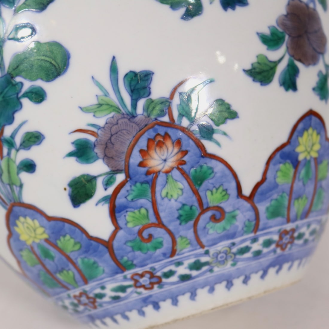 An Exquisite Doucai Flower Pattern Jar - 7