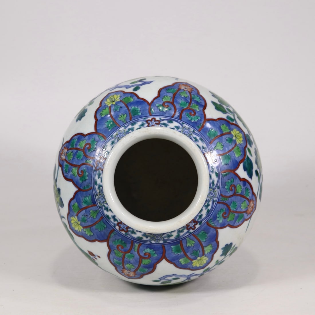 An Exquisite Doucai Flower Pattern Jar - 8