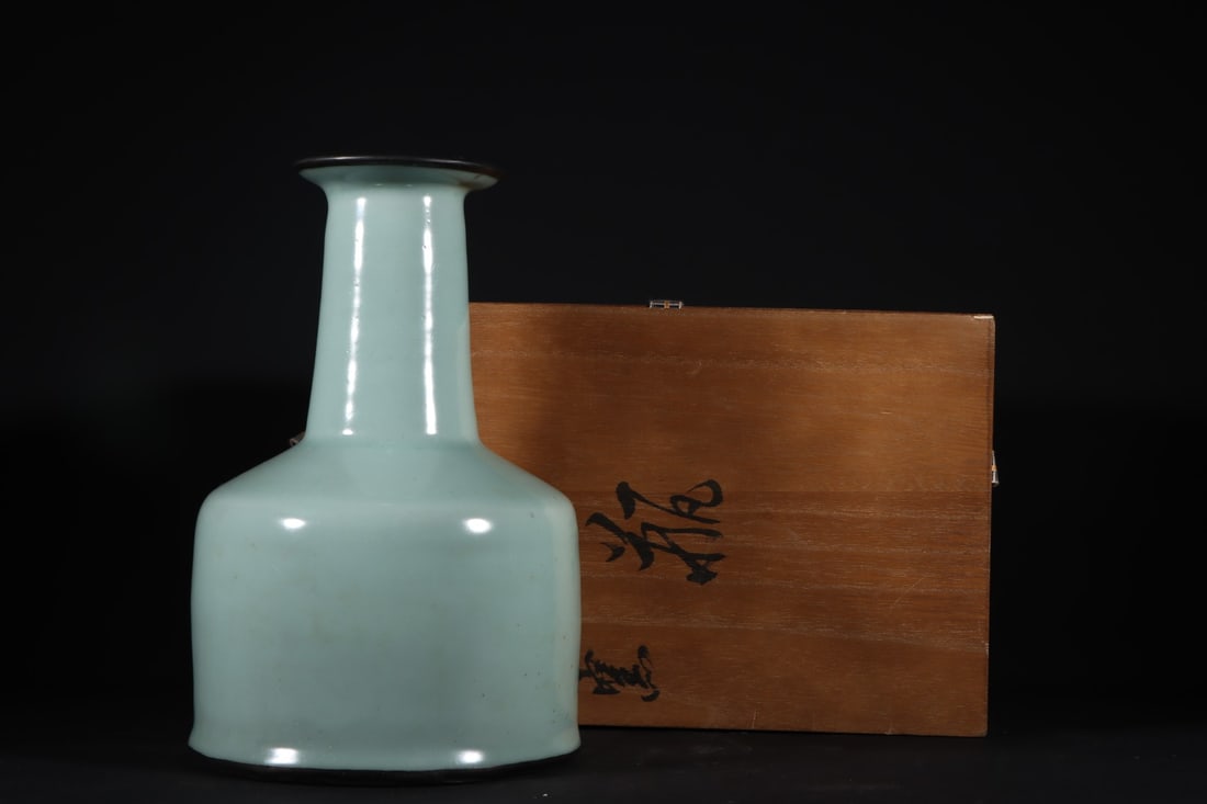 An Exquisite Guan yao Celadon Glazed Vase: An Exquisite Guan yao Celadon Glazed Vase Song Dynasty, China Size:9.1inx5.9in官窑粉青釉镶银扣纸锤瓶 中国宋代