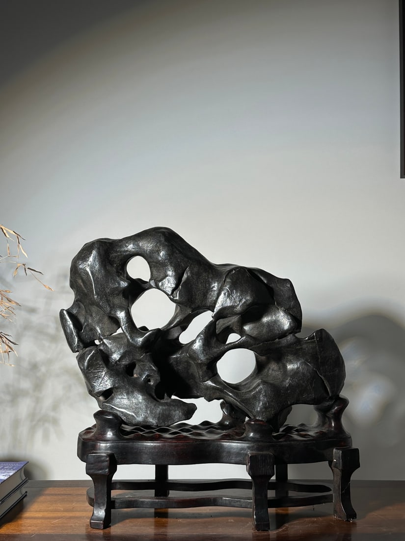 An Exquisite Taihu Stone Ornament: An Exquisite Taihu Stone Ornament Qing Dynasty, China Size:19.7inx18.9inx8.3in太湖石摆件 中国清代 Size:50cmx48cmx21cm