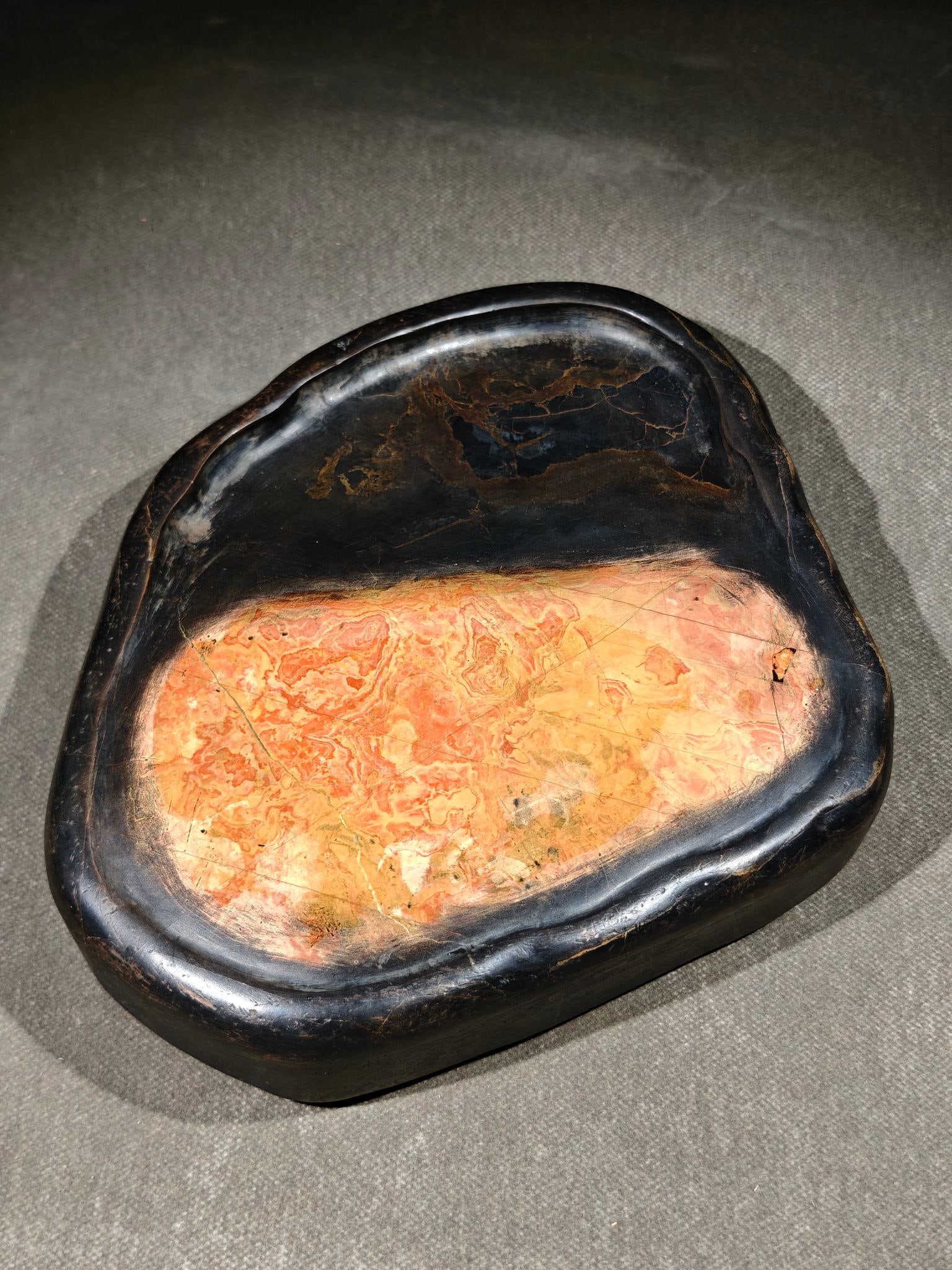 An Exquisite with poem Inkstone: An Exquisite with poem Inkstone Wang guxiang Size:8.3inx8.7inx1.8in诗文红丝砚 王毂祥 Size:21cmx22cmx4.5cm