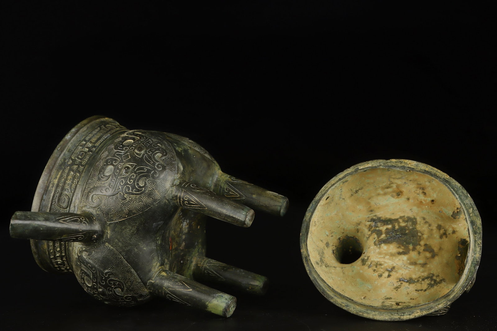 An Exquisite Bronze Beast-Face Pattern Ewer - 8