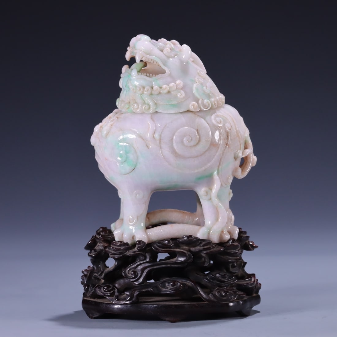 An Exquisite Jadeite Auspicious Beast-Shaped Censer: An Exquisite Jadeite Auspicious Beast-Shaped Censer Qing Dynasty, China Size:3.7inx2.8inx4.7in Weight:443g翡翠甪端香薰 中国清代