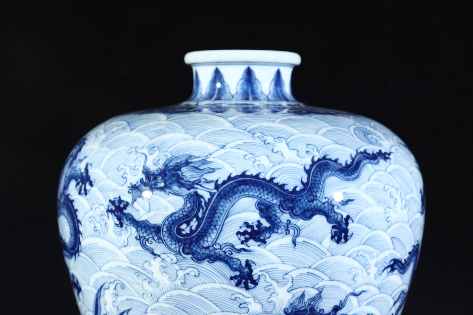 An Exquisite Blue and White Seawater Pattern Dragon Pattern Vase - 2