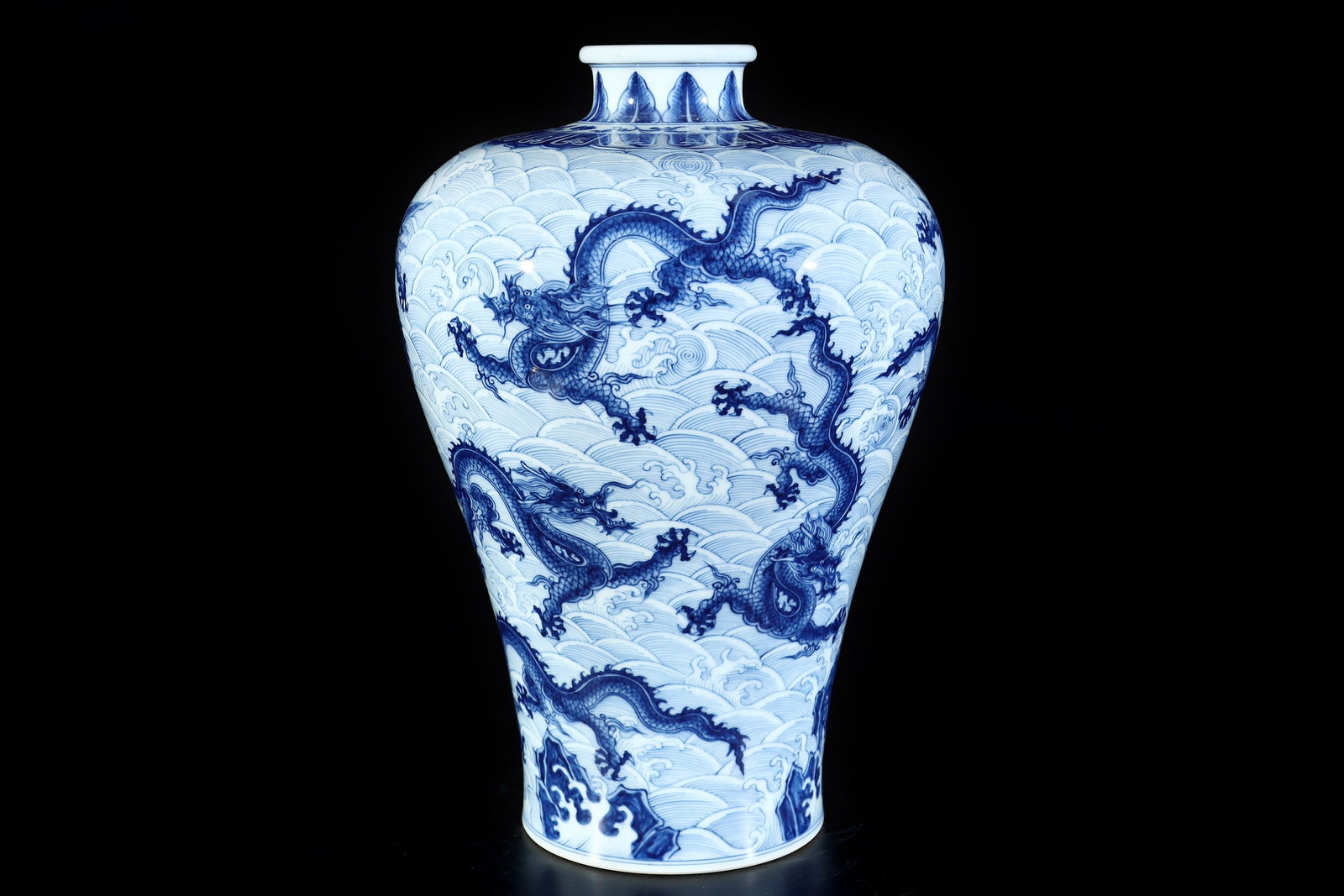 An Exquisite Blue and White Seawater Pattern Dragon Pattern Vase - 3