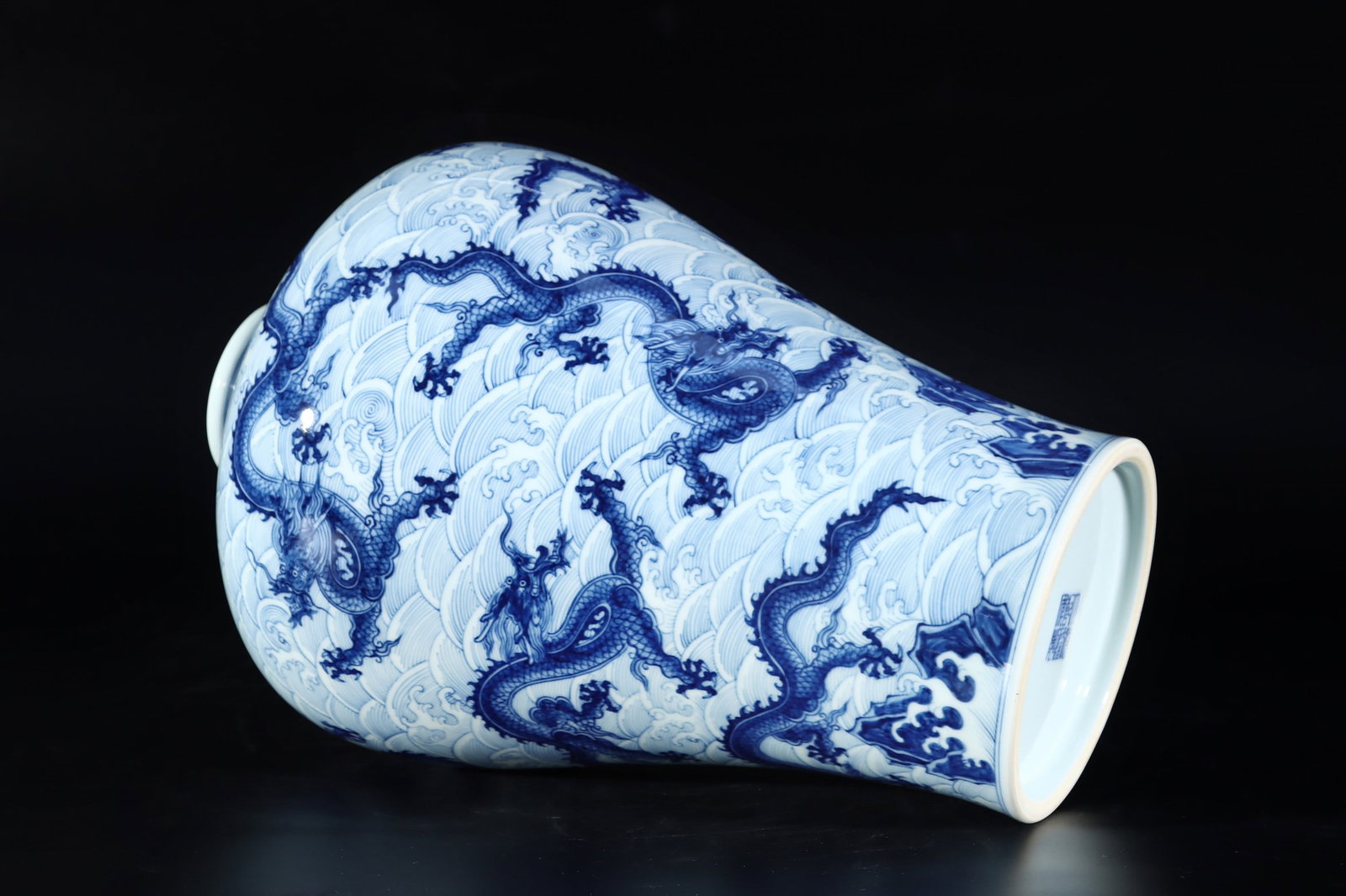 An Exquisite Blue and White Seawater Pattern Dragon Pattern Vase - 4