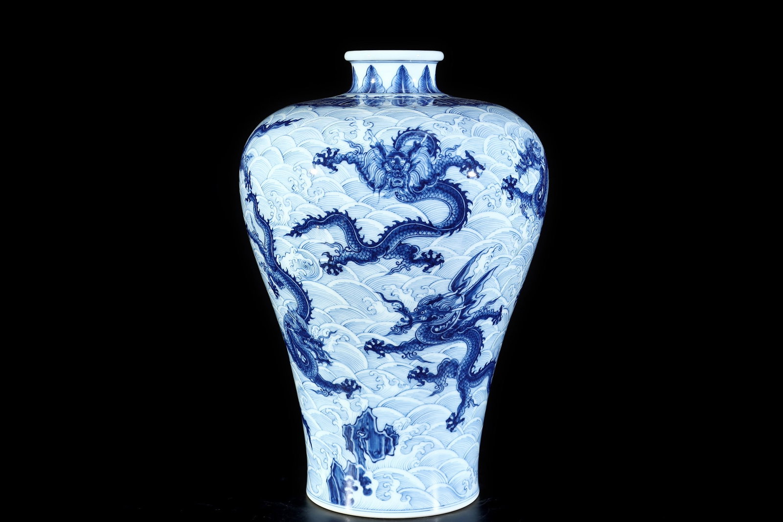 An Exquisite Blue and White Seawater Pattern Dragon Pattern Vase - 5