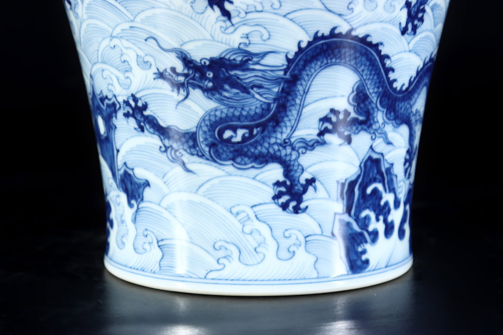 An Exquisite Blue and White Seawater Pattern Dragon Pattern Vase - 6
