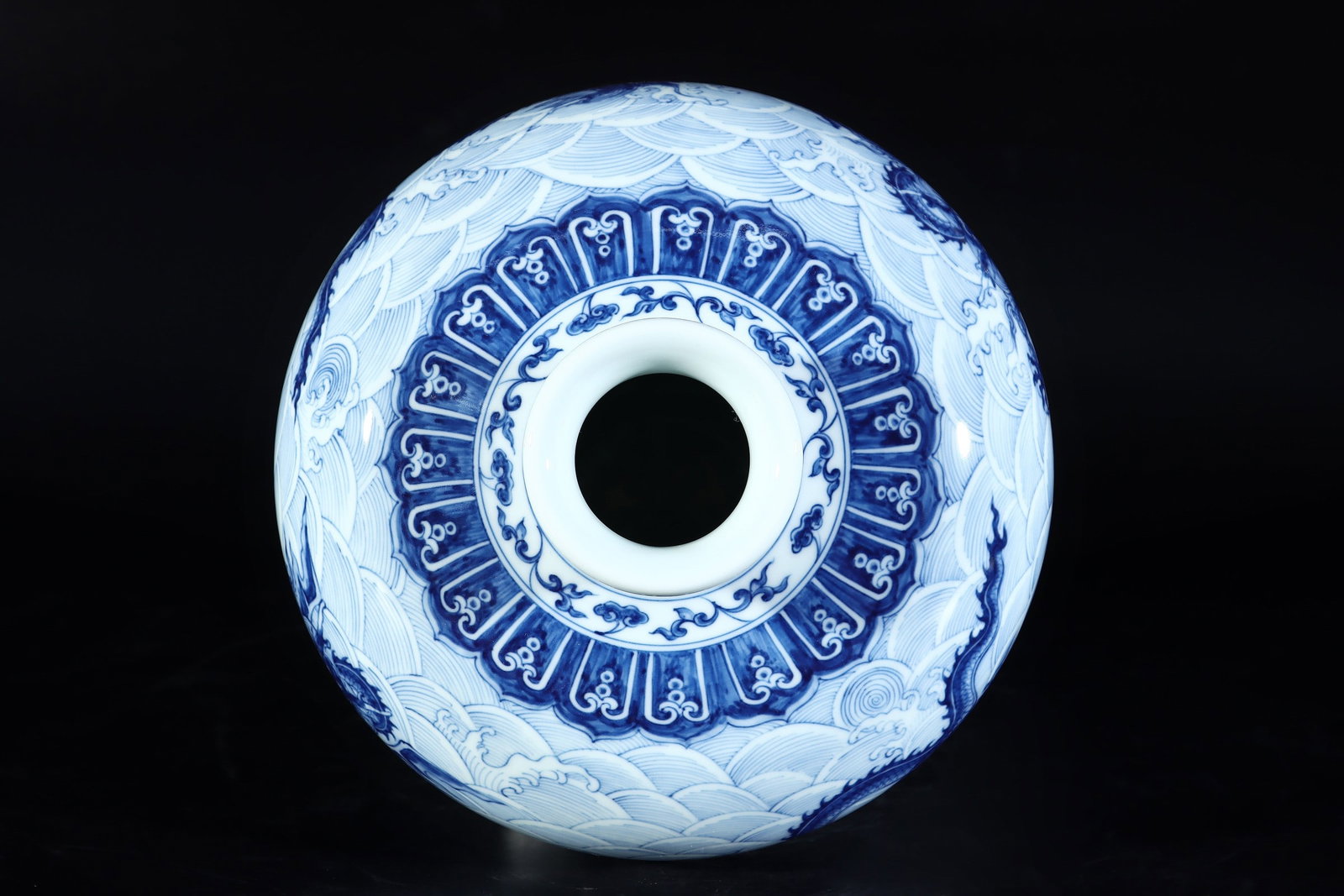 An Exquisite Blue and White Seawater Pattern Dragon Pattern Vase - 7