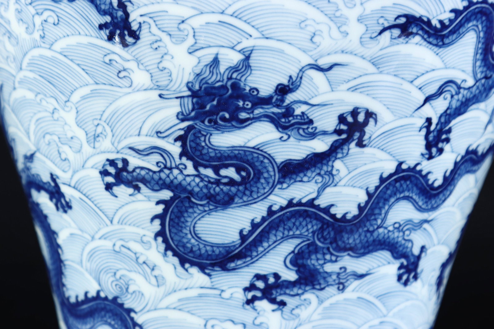An Exquisite Blue and White Seawater Pattern Dragon Pattern Vase - 8