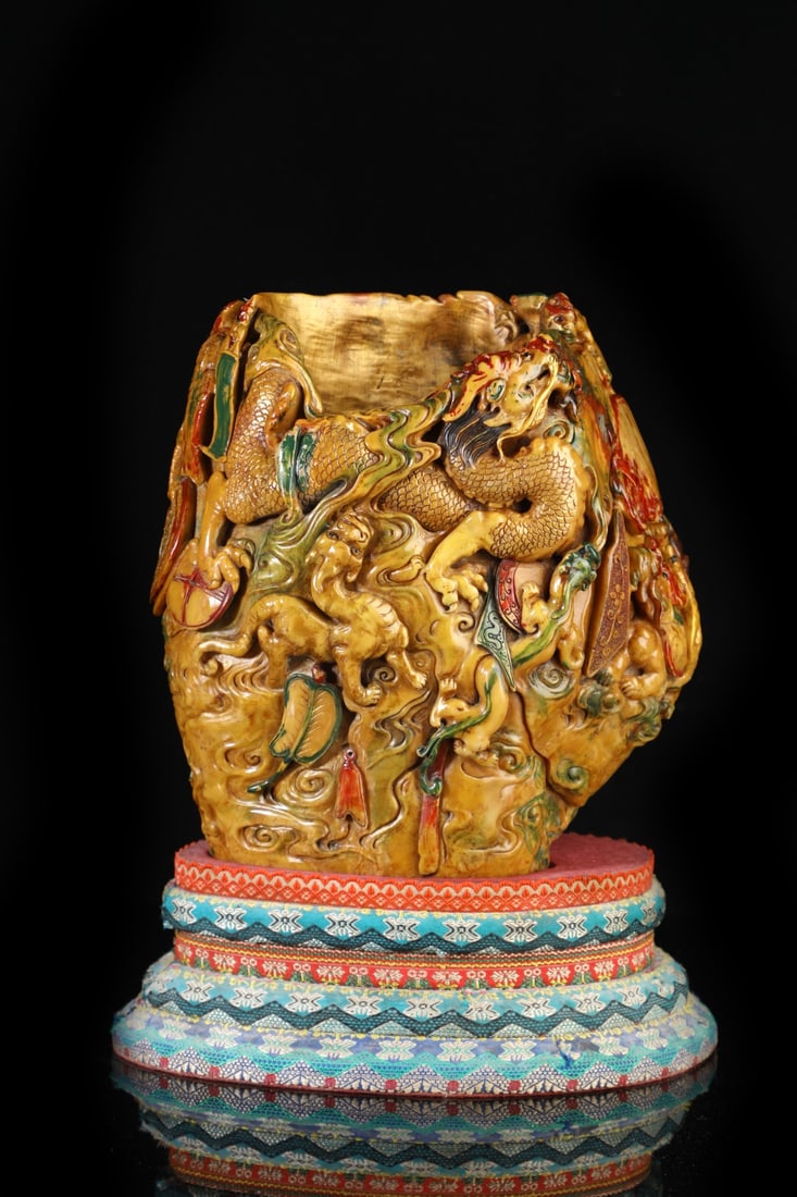 An Exquisite Shoushan Stone Dragon Pattern Seal Ornament: An Exquisite Shoushan Stone Dragon Pattern Seal Ornament Qing Dynasty, China Size:10.6inx9.1inx6.7in Weight:12.45kg寿山石印章摆件