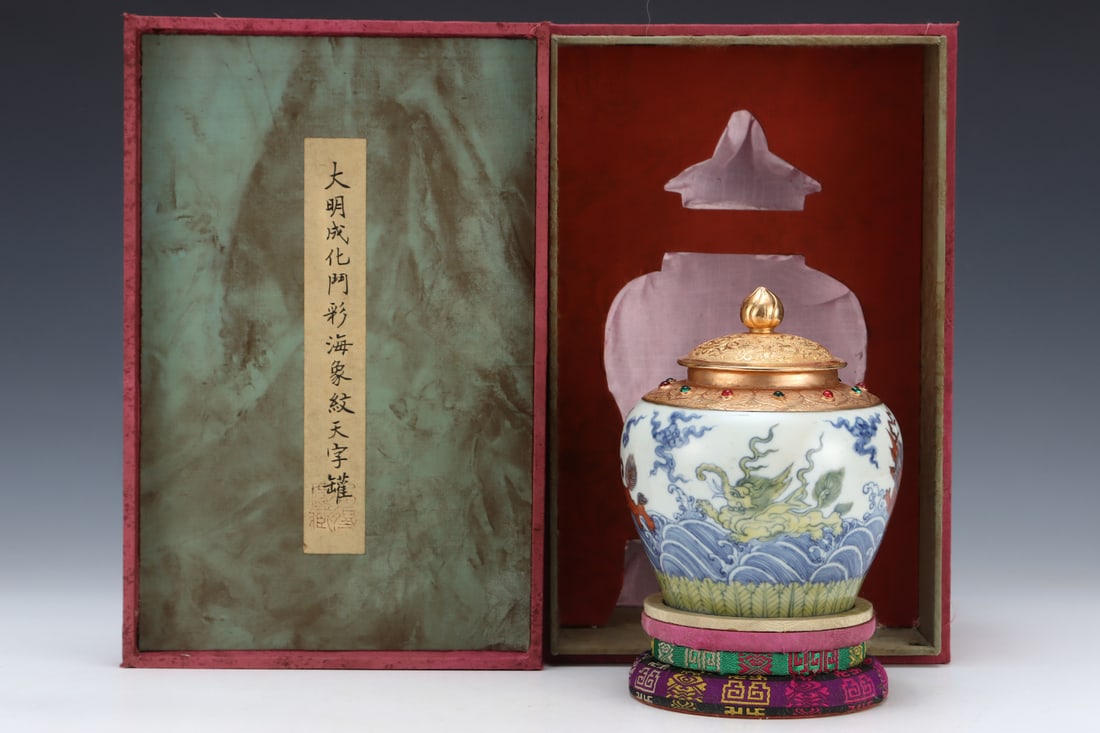 An Exquisite Doucai Cover with Gold Auspicious Beast Pattern Seawater Pattern Jar (1 of 9)