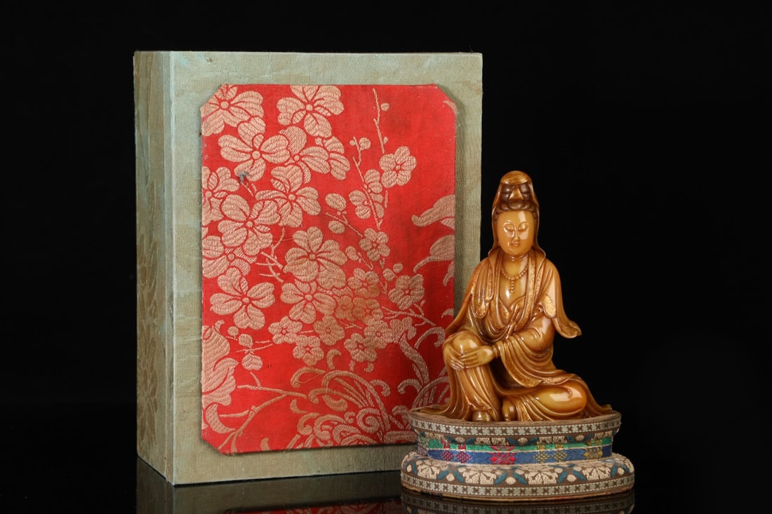 An Exquisite Shoushan Stone Statue of Avalokitesvara Ornament: An Exquisite Shoushan Stone Statue of Avalokitesvara Ornament Qing Dynasty, China Size:5.9inx4.5in Weight:547g寿山石观音摆件 中国清代