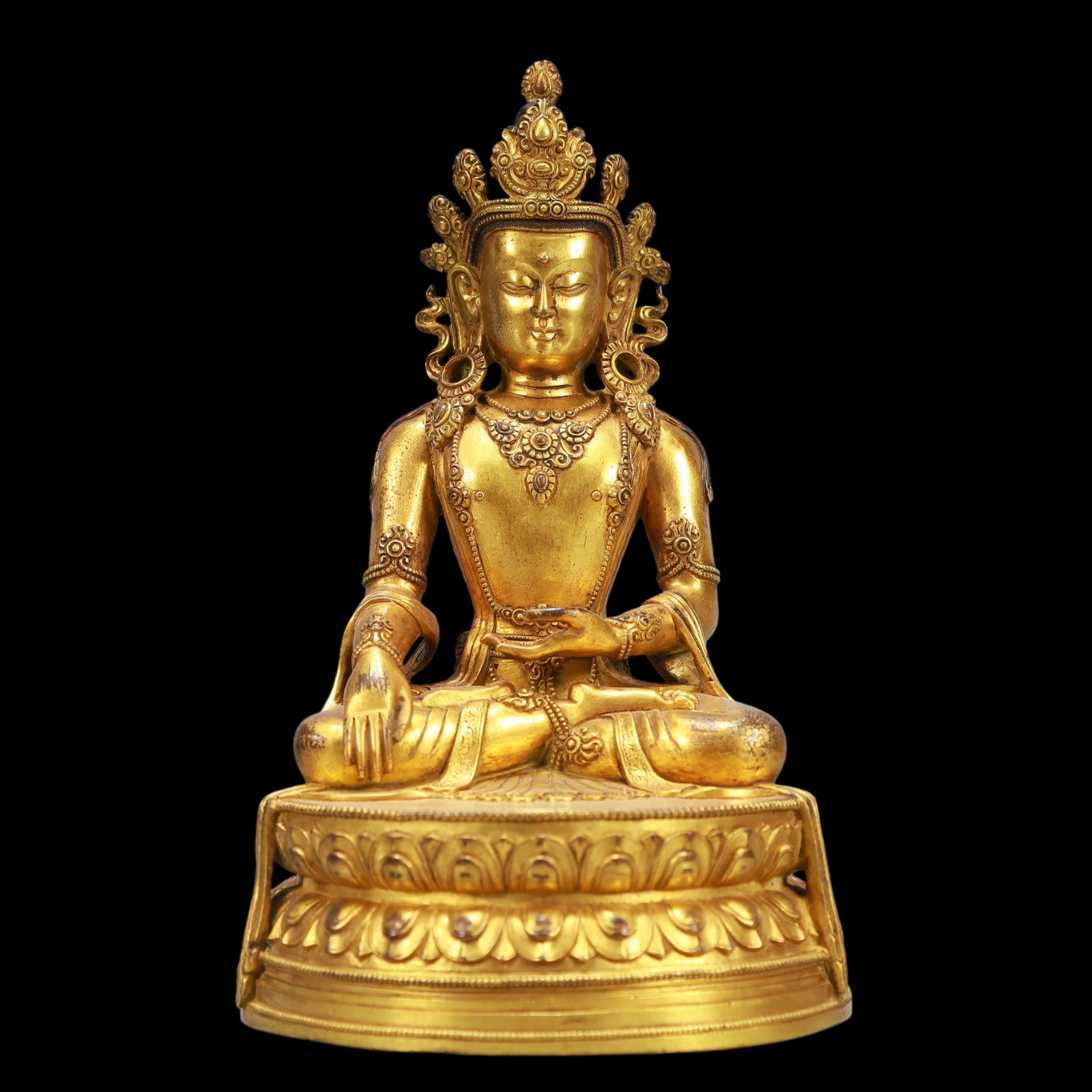 A Exquisite Gilt Bronze Statue of Avalokitesvara: A Exquisite Gilt Bronze Statue of Avalokitesvara Ming Dynasty, China Size:4.7inx8.3in Weight:1950g铜鎏金观音 中国明代 Size:12cmx21cm Weight:1950g