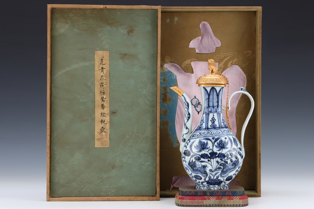 An Exquisite Blue and White Cover with Gold Flower and Bird Pattern Ewer (1 of 9)