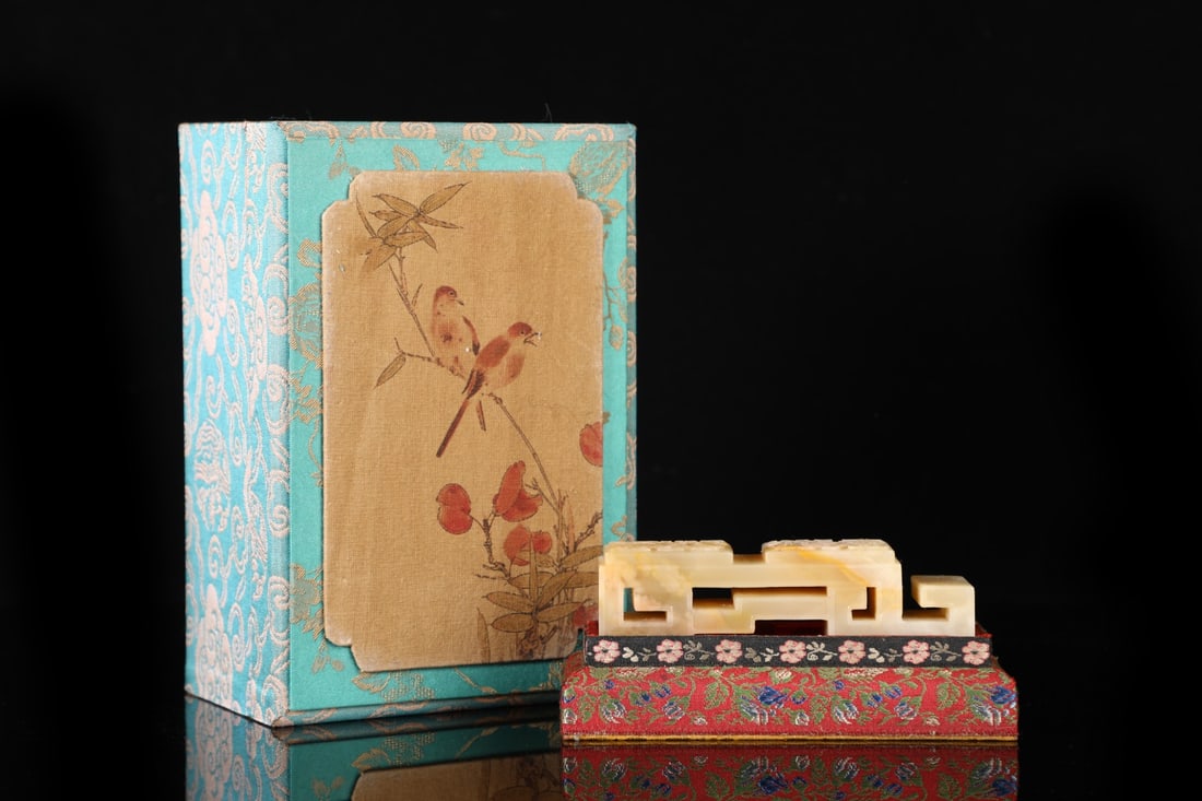 An Exquisite Shoushan Stone Bats Pattern Ornament: An Exquisite Shoushan Stone Bats Pattern Ornament Qing Dynasty, China Size:1inx4.5in Weight:168g寿山石蝙蝠纹摆件 中国清代