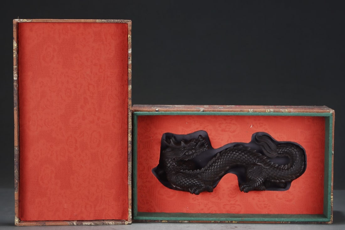 An Exquisite Eaglewood Dragon Ornament: An Exquisite Eaglewood Dragon Ornament Qing Dynasty, China Size:13.4inx3.8inx5in沉香木神龙回头 中国清代 Size:34cmx9.7cmx12.8cm