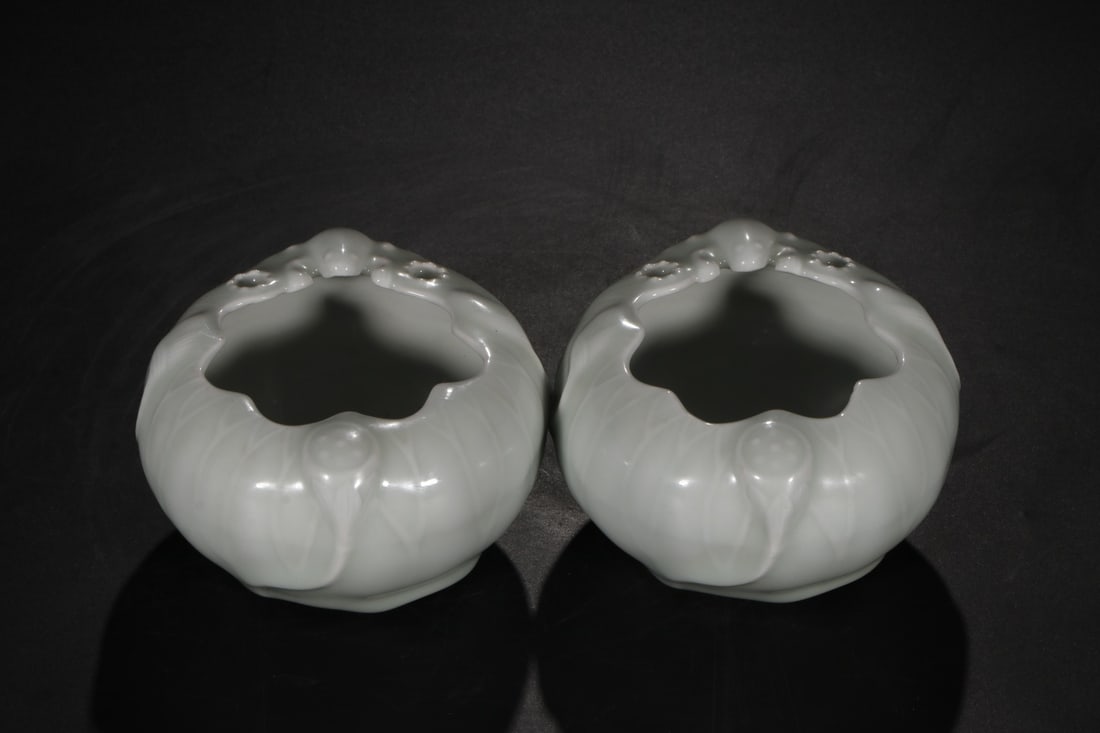 An Exquisite Celadon Glazed Brush Washer: An Exquisite Celadon Glazed Brush Washer Qing Dynasty, China Size:2.6inx2.6in豆青釉莲花水洗 中国清代 Size:6.7cmx6.5cm