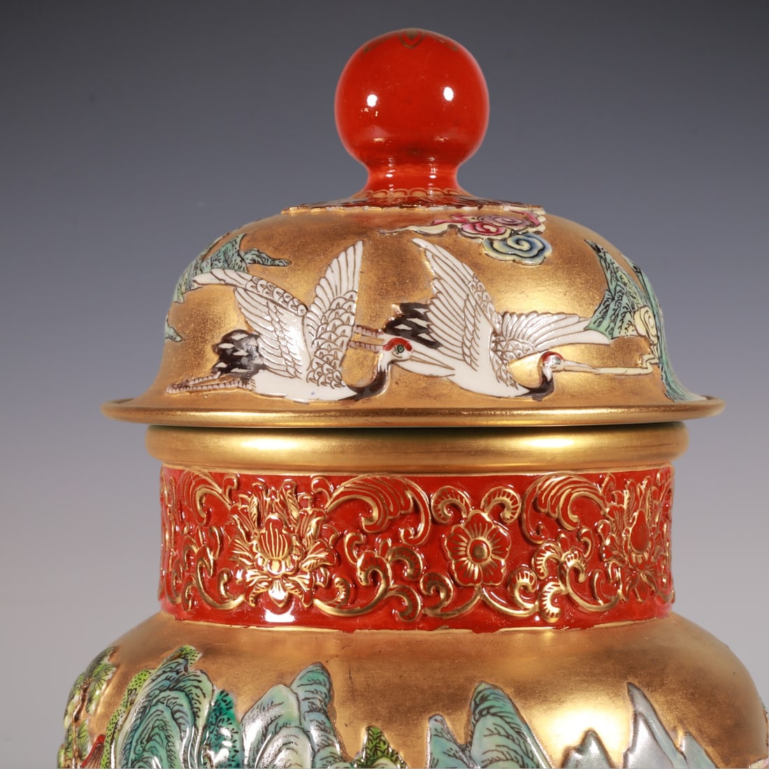 An Exquisite Enamel Lotus Pattern Animal Pattern Tea Caddy - 2