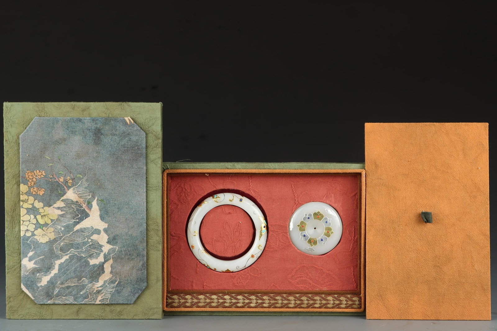 A Set of Fine White Jade Inlaid Gold and Silver Inlaid Gems Bracelets: A Set of Fine White Jade Inlaid Gold and Silver Inlaid Gems Bracelets Qing Dynasty, China outside diameter Size:3.1in Size:(inside diameter)2.2in Weight:78g Size:2.2inx0.5in