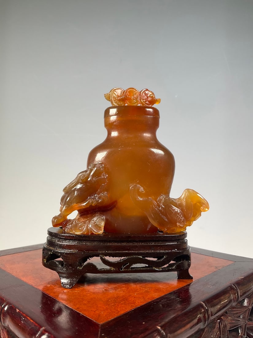 An Exquisite Agate Bats Pattern Vase: An Exquisite Agate Bats Pattern Vase Modern Time of China Size:4.7inx3.9in Weight:160g玛瑙雕刻福在眼前有钱有势盖瓶 &