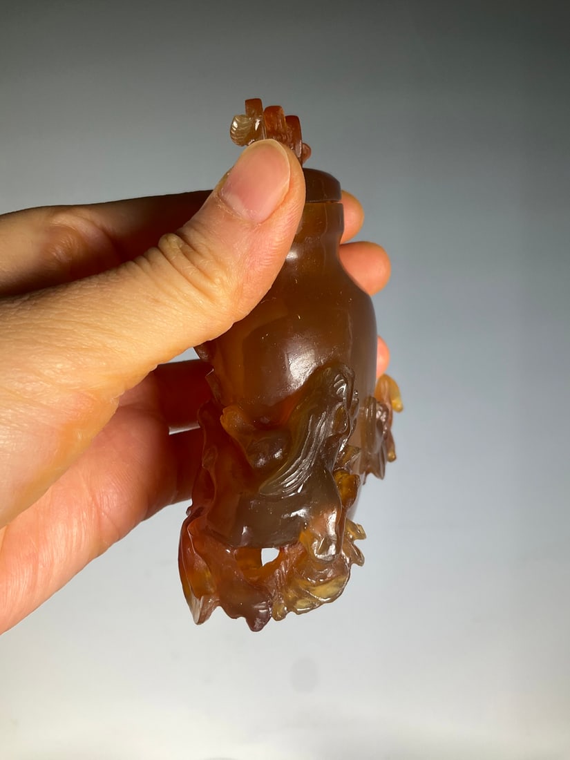 An Exquisite Agate Bats Pattern Vase - 3