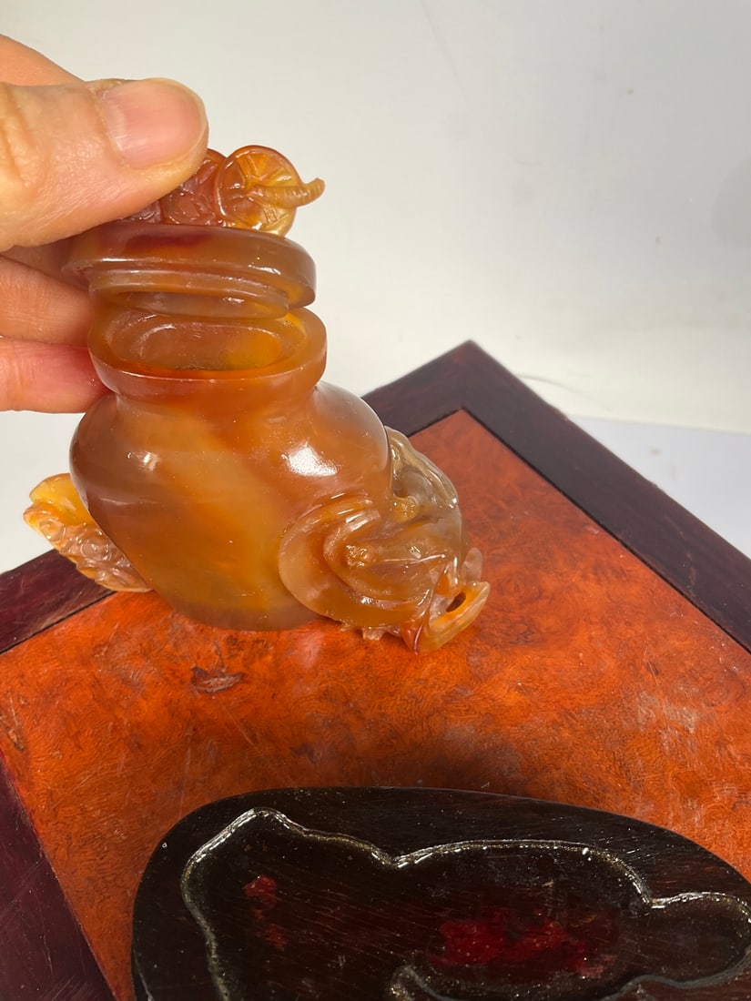 An Exquisite Agate Bats Pattern Vase - 6
