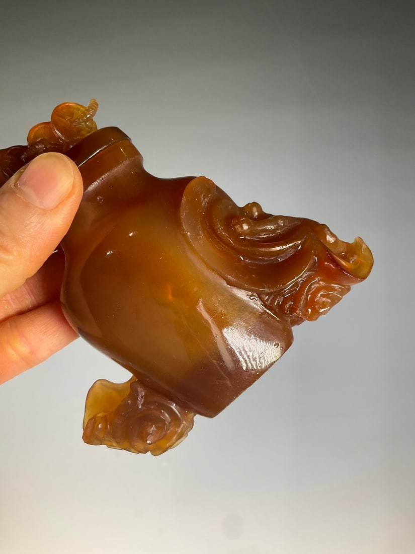 An Exquisite Agate Bats Pattern Vase - 8