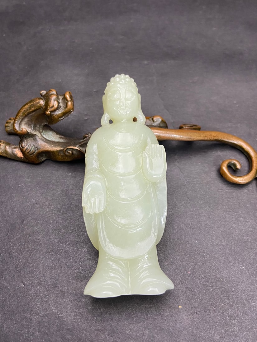 An Exquisite White Jade Statue of Sakyamuni Ornament: An Exquisite White Jade Statue of Sakyamuni Ornament Qing Dynasty, China Size:3.6inx1.3inx0.7in Weight:95g白玉大日如来释迦摩尼佛