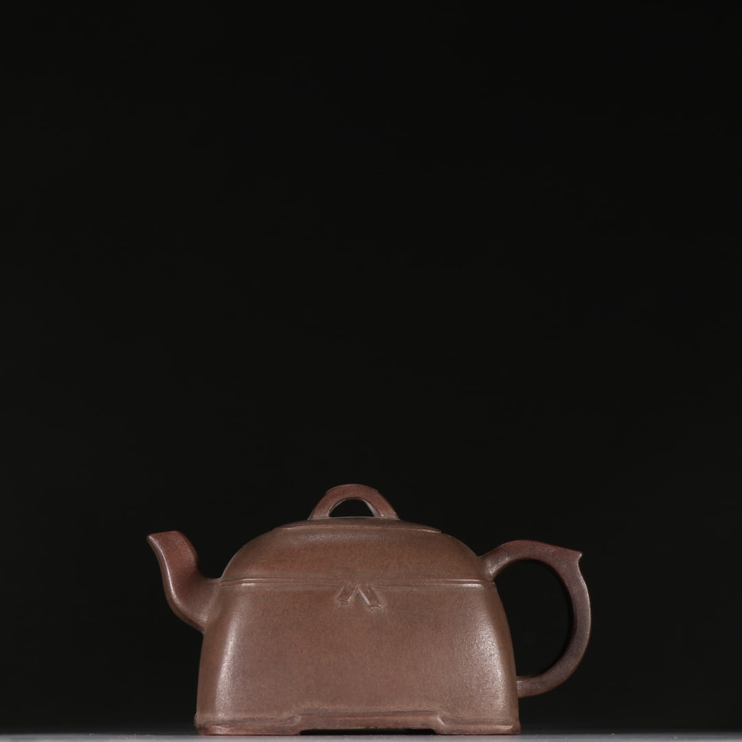 An Exquisite Purple Sands Teapot: An Exquisite Purple Sands Teapot Qing Dynasty, China Size:3.5inx5.7in紫砂束腰壶 中国清代 Size:8.8cmx14.5cm