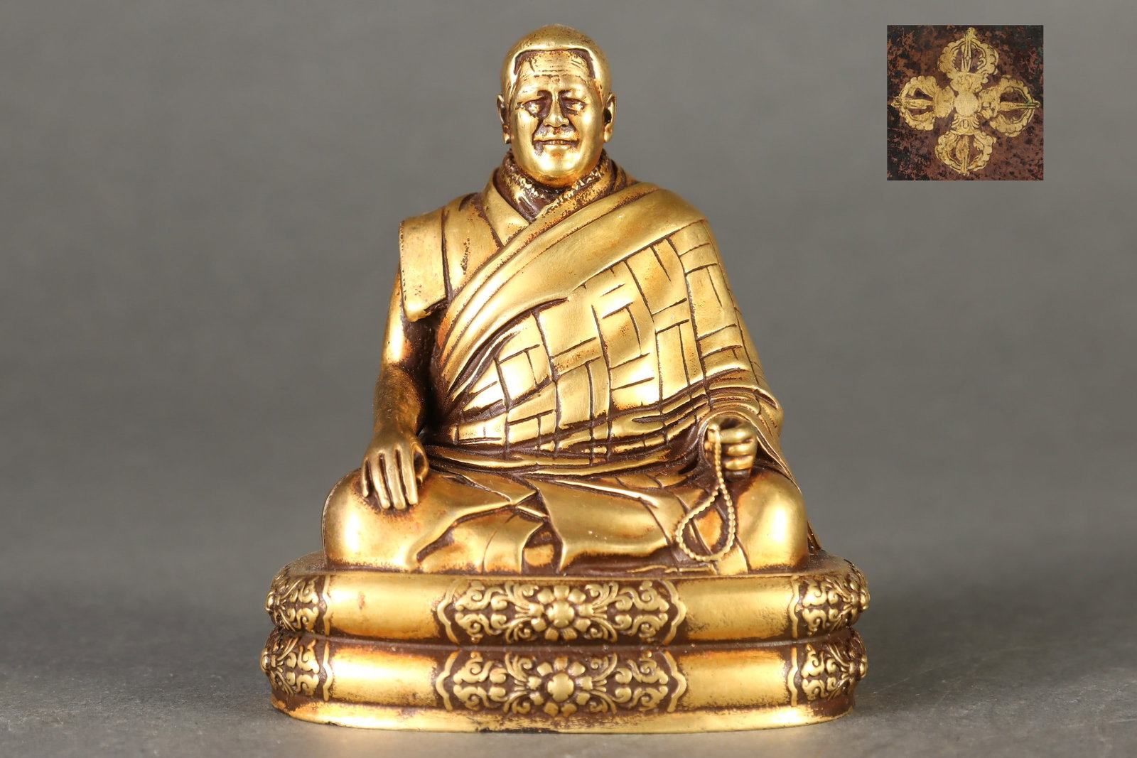 An Exquisite Gilt Bronze Buddha Statue: An Exquisite Gilt Bronze Buddha Statue Ming Dynasty, China Size:3.7inx3.1in Weight:950g铜鎏金法王坐像 中国明代 Size:9.5cmx7.8cm