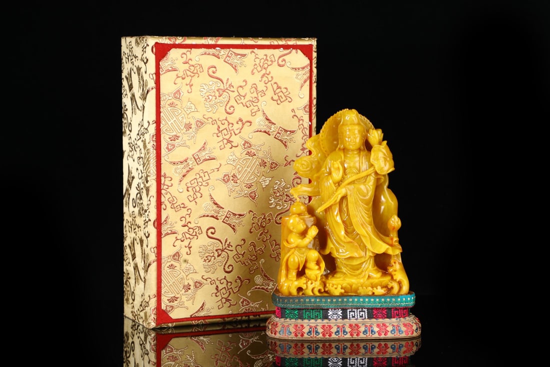 An Exquisite Shoushan Stone Statue of Avalokitesvara Ornament: An Exquisite Shoushan Stone Statue of Avalokitesvara Ornament Qing Dynasty, China Size:8.7inx5.9inx1.8in Weight:1648g寿山石观音送子摆件