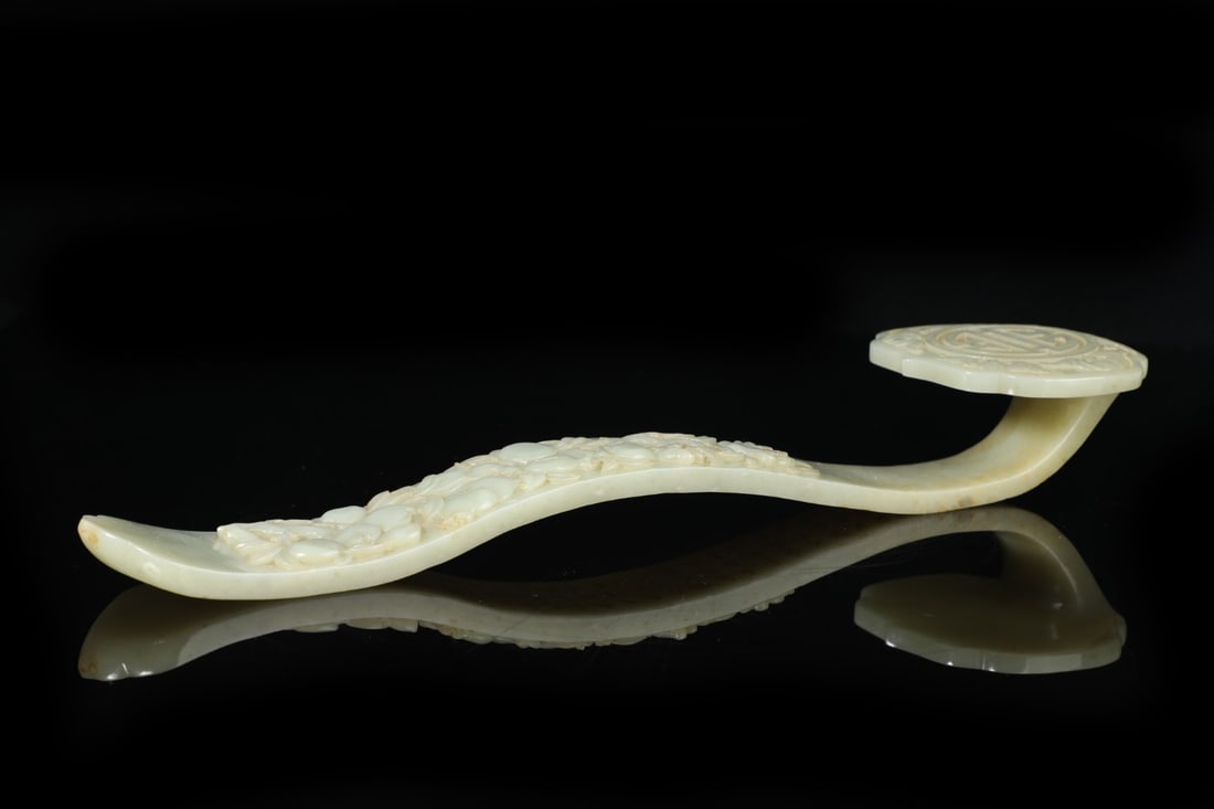 An Exquisite White Jade Bats and Peach Pattern with poem Ruyi: An Exquisite White Jade Bats and Peach Pattern with poem Ruyi Qing Dynasty, China Size:14.6inx3.7in Weight:623g白玉诗文如意 中国清代