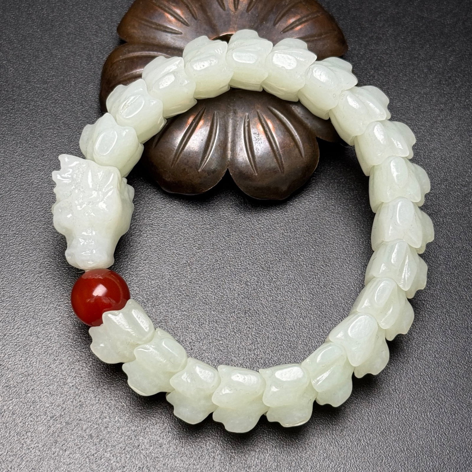 An Exquisite White Jade Dragon-head Bracelets Pendant: An Exquisite White Jade Dragon-head Bracelets Pendant,Qing Dynasty,China,Size:16mmx13mm,Weight:71g 白玉龙首手镯挂件,中国清代