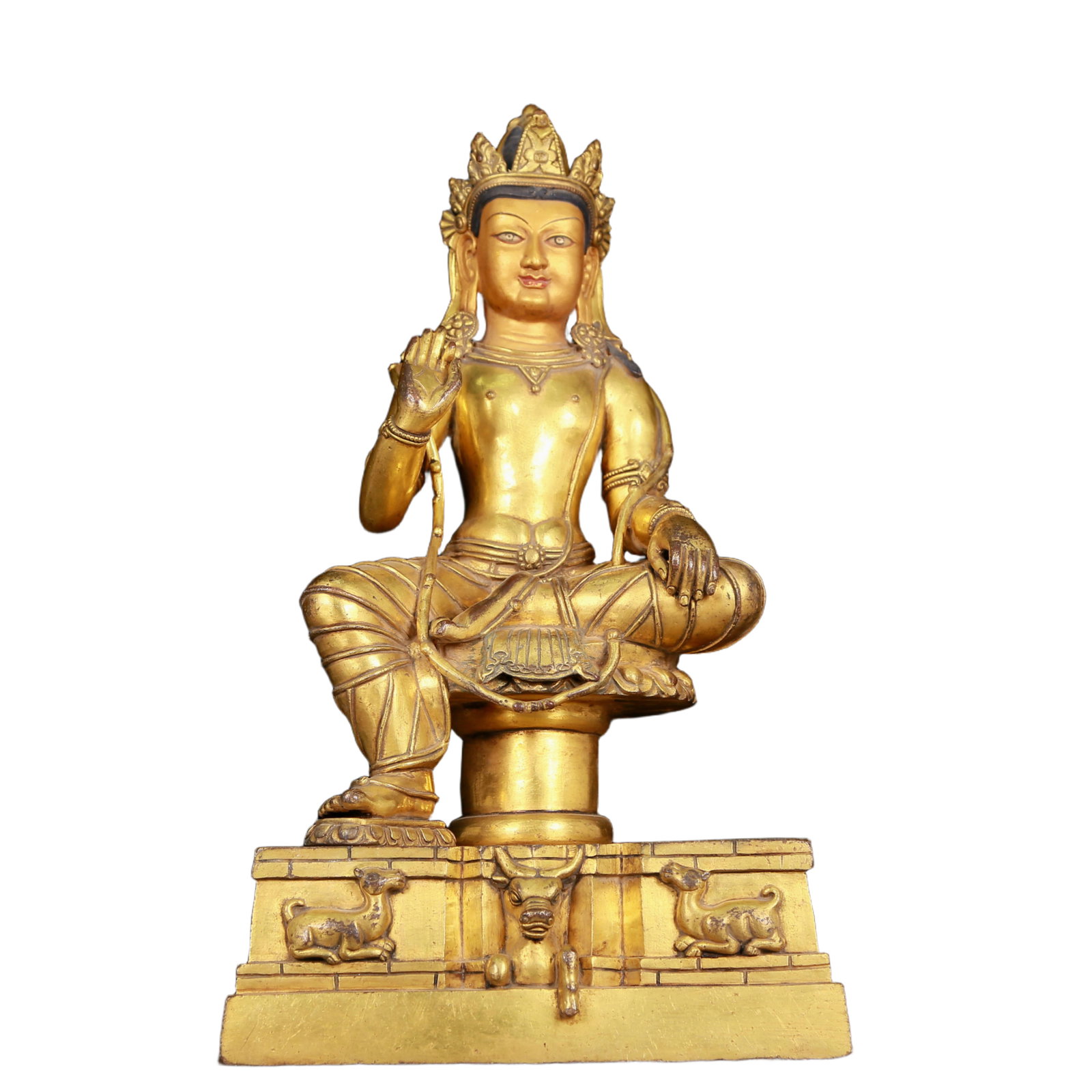 A huge gilt bronze statue of Bodhisattva: A huge gilt-bronze Bodhisattva statue,Ming Dynasty, China, with graceful and serene posture. His face is solemn and kind, and his eyes are deep, as if he can see into the suffering of all sentient