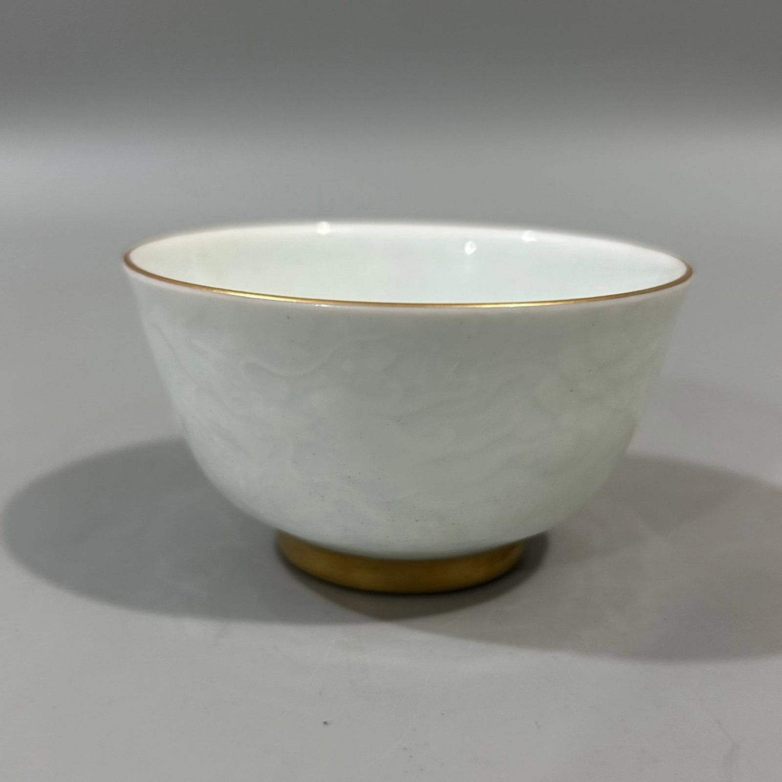 An Exquisite White Glazed Cover with Gold Peony and Dragon Pattern Cup (1 of 7)