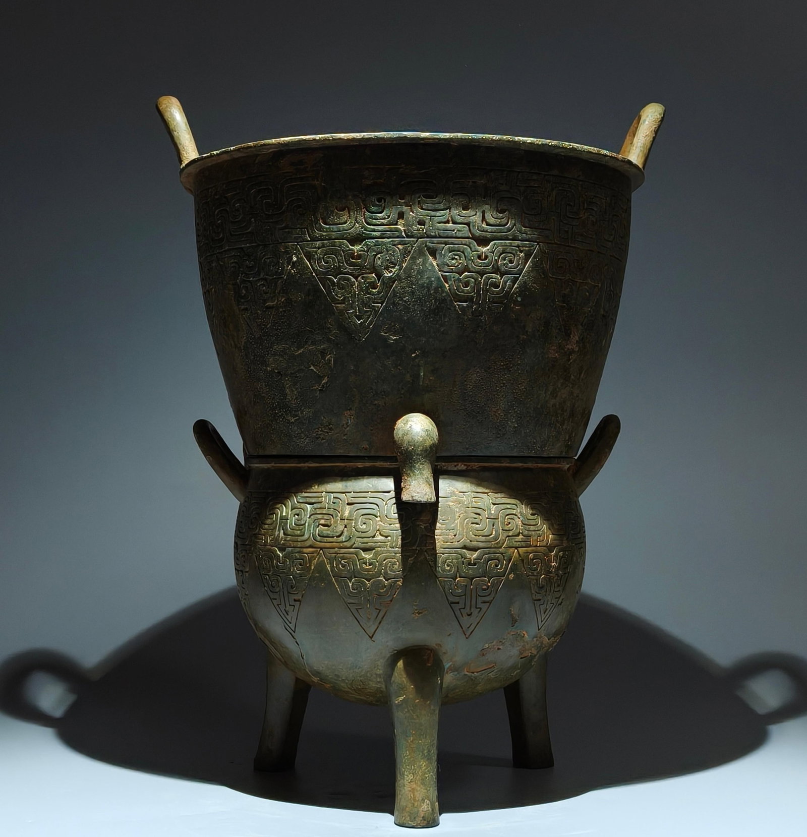 An Archaic Bronze Double-Ears Tripod Food Vessel,With Base (1 of 15)