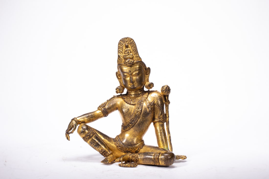 A Solemn Gilt Bronze Statue of Avalokitesvara: A Solemn Gilt Bronze Statue of Avalokitesvara,Ming Dynasty,China,Size:9.4inx3.9inx9.4in,Weight:2950g 铜鎏金观音像,中国明代
