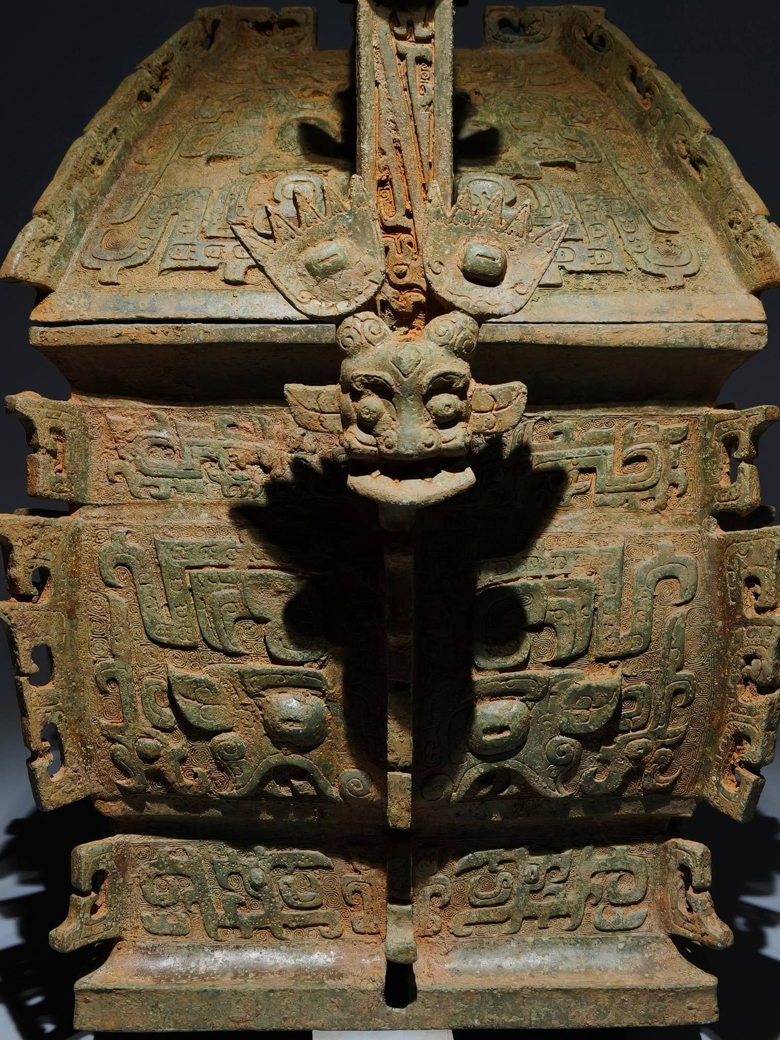 An Archaic Bronze Beast-Face Pattern Loop-Handled Pot - 3