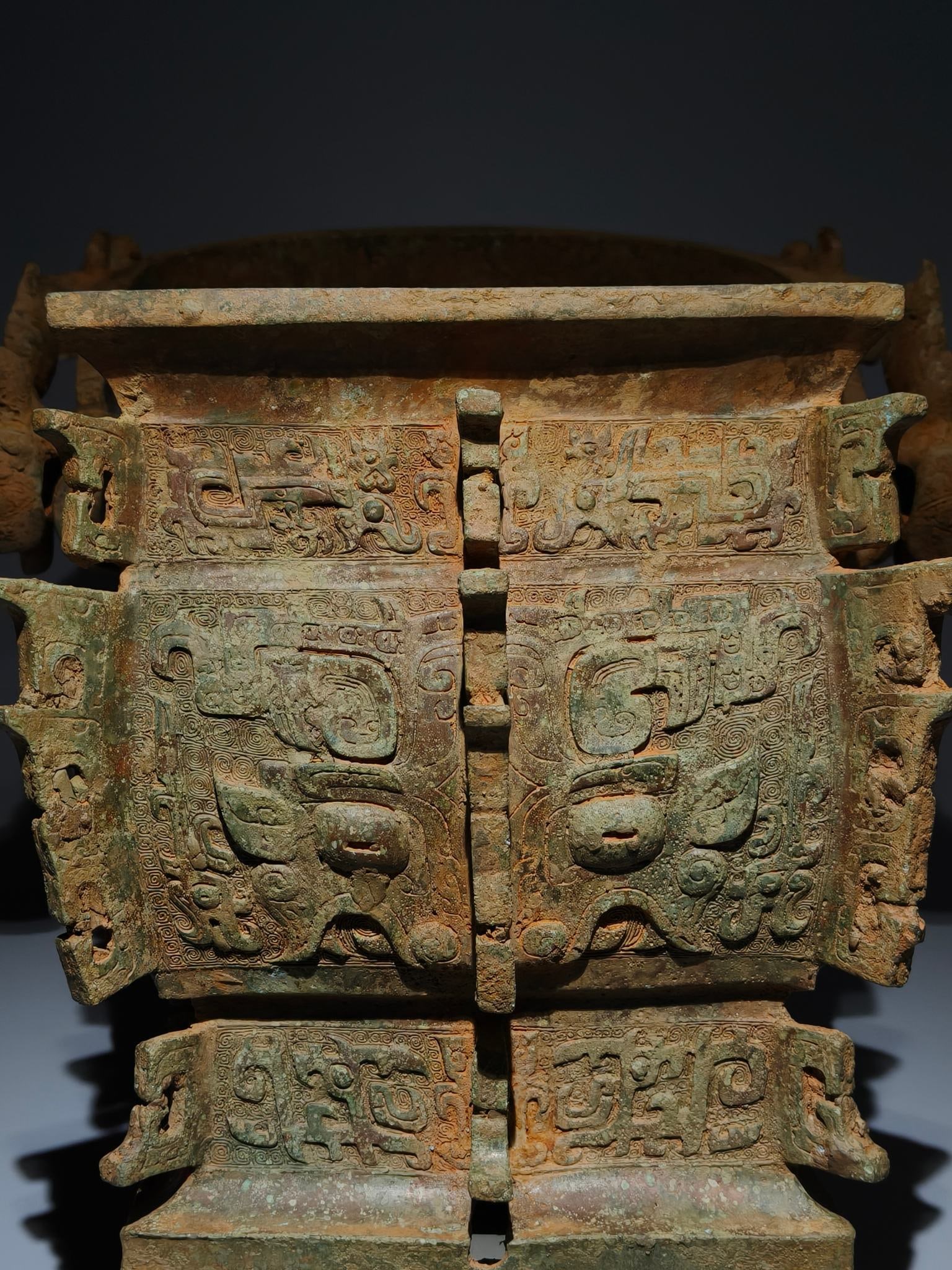 An Archaic Bronze Beast-Face Pattern Loop-Handled Pot - 8